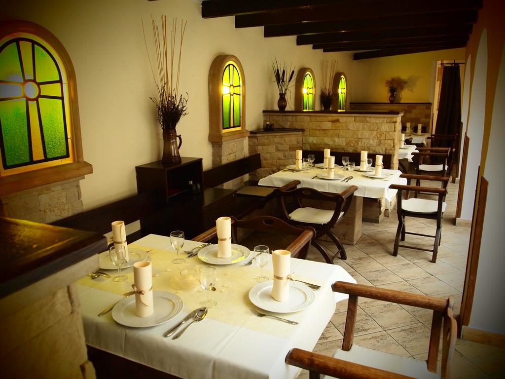 Excalibur Penzion A Restaurace Moravska Trebova Ngoại thất bức ảnh