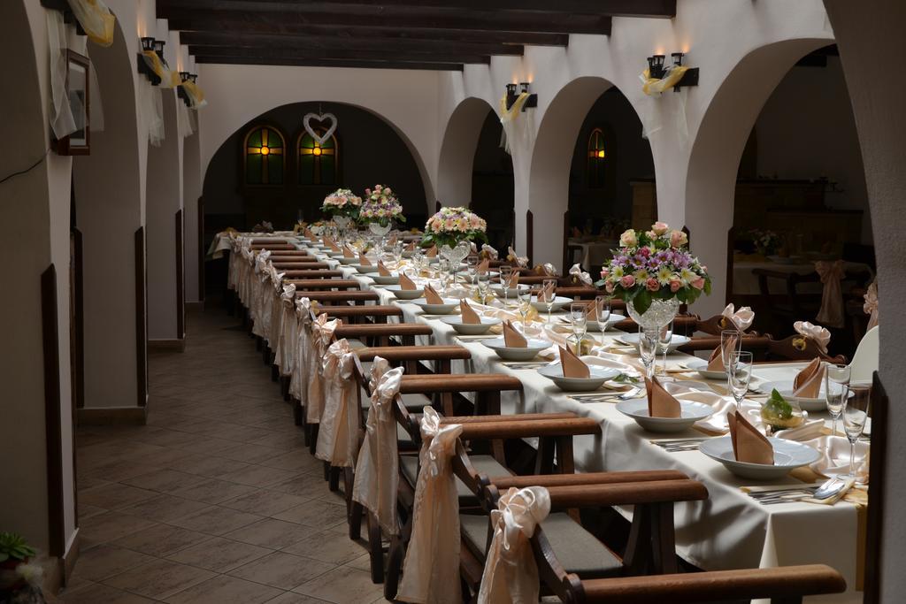 Excalibur Penzion A Restaurace Moravska Trebova Ngoại thất bức ảnh